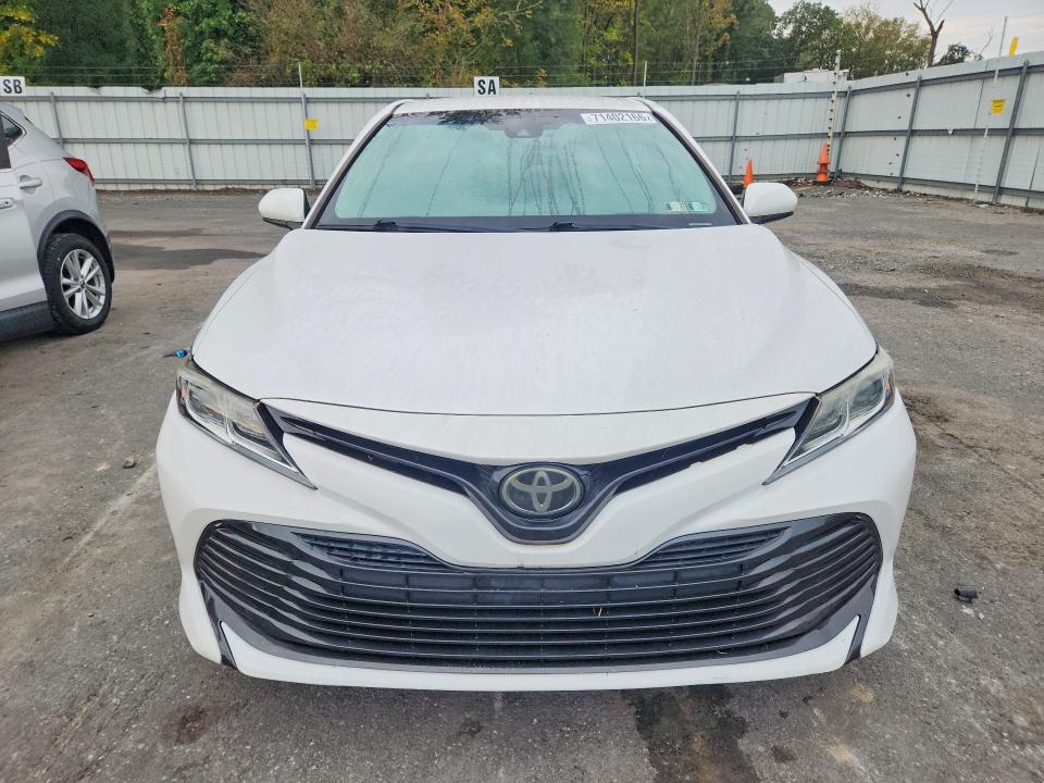 71402166 :رقم المزاد ، 4T1B11HK8JU570870 vin ، 2018 Toyota Camry مزاد بيع