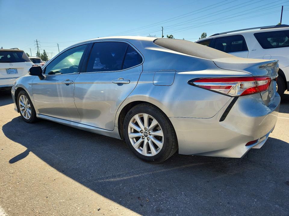 71632366 :رقم المزاد ، 4T1B11HK2JU099833 vin ، 2018 Toyota Camry مزاد بيع