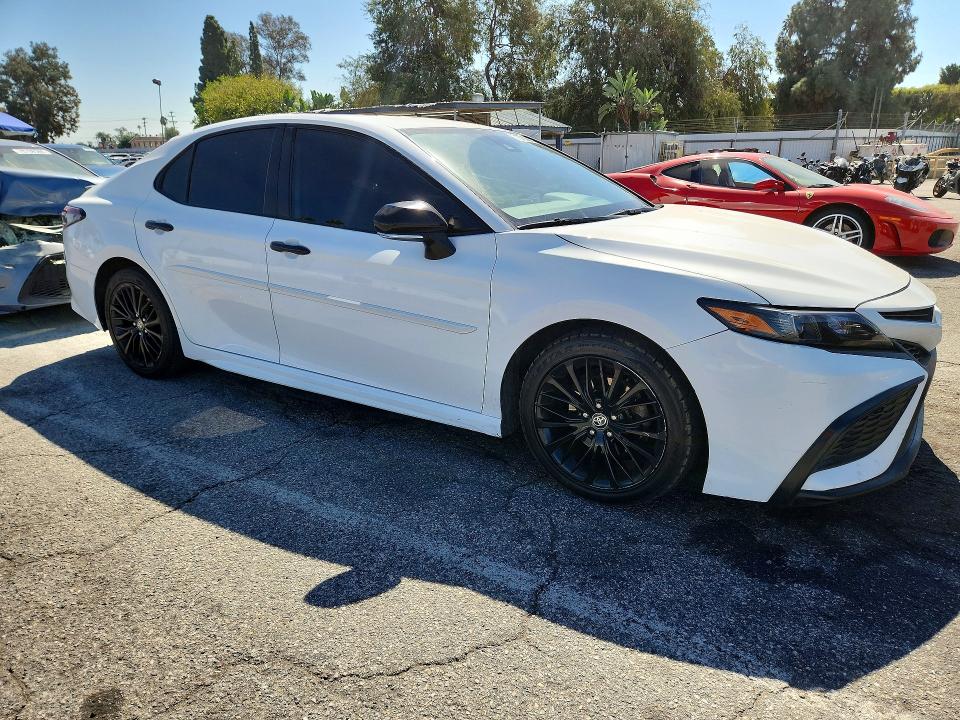 71373336 :رقم المزاد ، 4T1G11AK5NU022198 vin ، 2022 Toyota Camry مزاد بيع