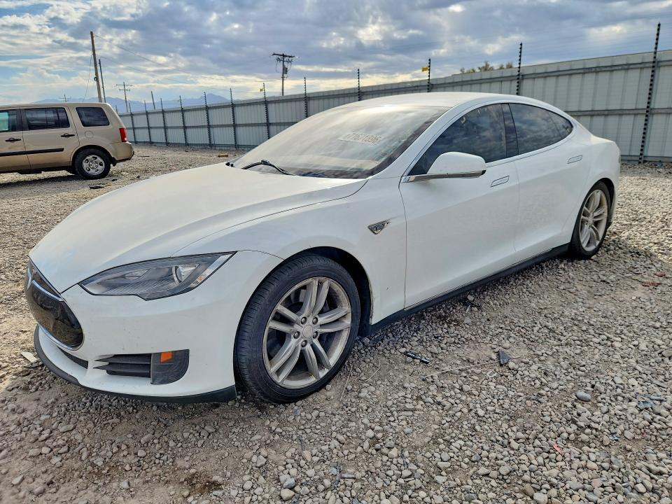71671896 :رقم المزاد ، 5YJSA1AC1DFP10231 vin ، 2013 Tesla Model S مزاد بيع
