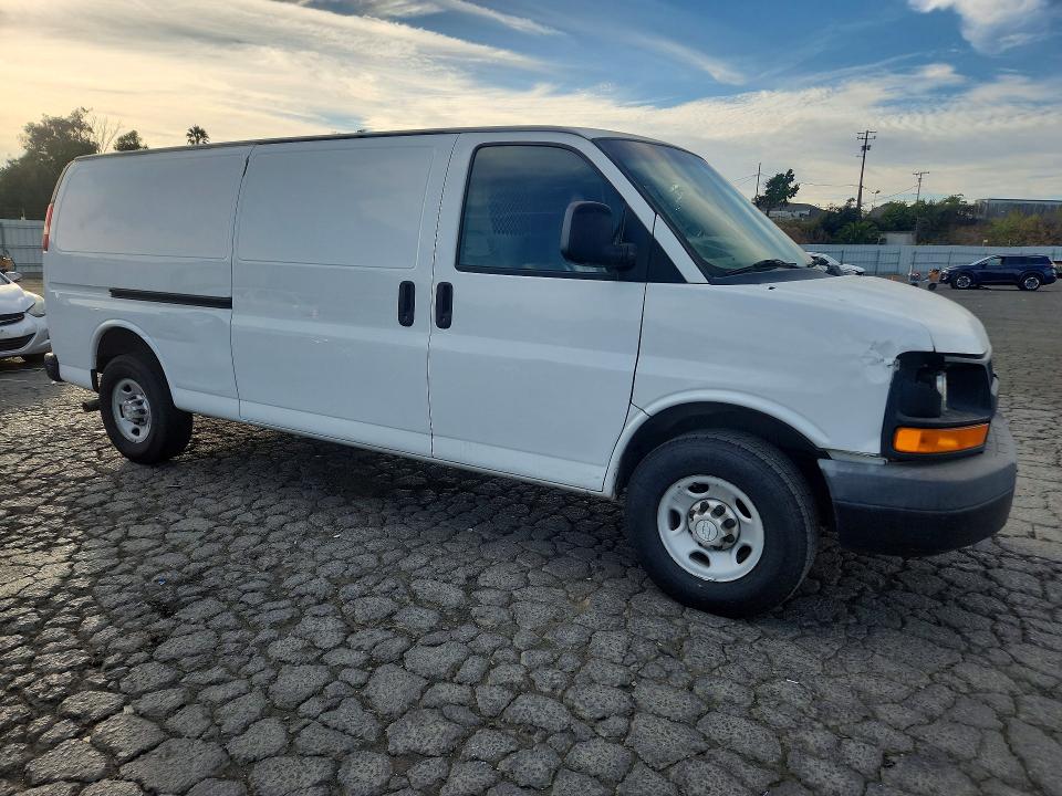 71610666 :رقم المزاد ، 1GCWGGCFXF1164115 vin ، 2015 Chevrolet Express G2500 مزاد بيع