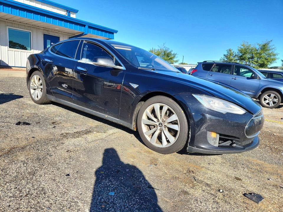 Продаж на аукціоні авто 2015 Tesla Model S, vin: 5YJSA1S2XFF082713, номер лоту: 71640806