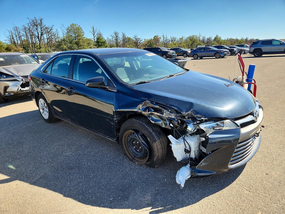 70986806 :رقم المزاد ، 4T1BF1FK8HU271507 vin ، 2017 Toyota Camry مزاد بيع