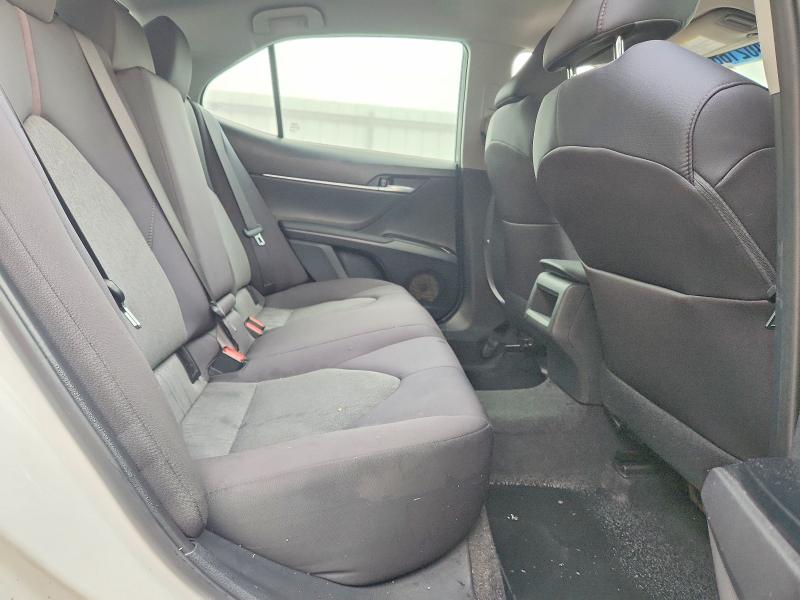 71402166 :رقم المزاد ، 4T1B11HK8JU570870 vin ، 2018 Toyota Camry مزاد بيع