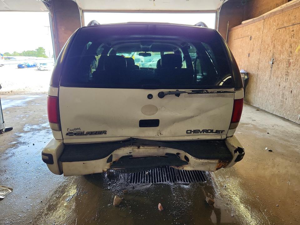 70841306 :رقم المزاد ، 1GNDT13W1W2143493 vin ، 1998 Chevrolet Blazer مزاد بيع