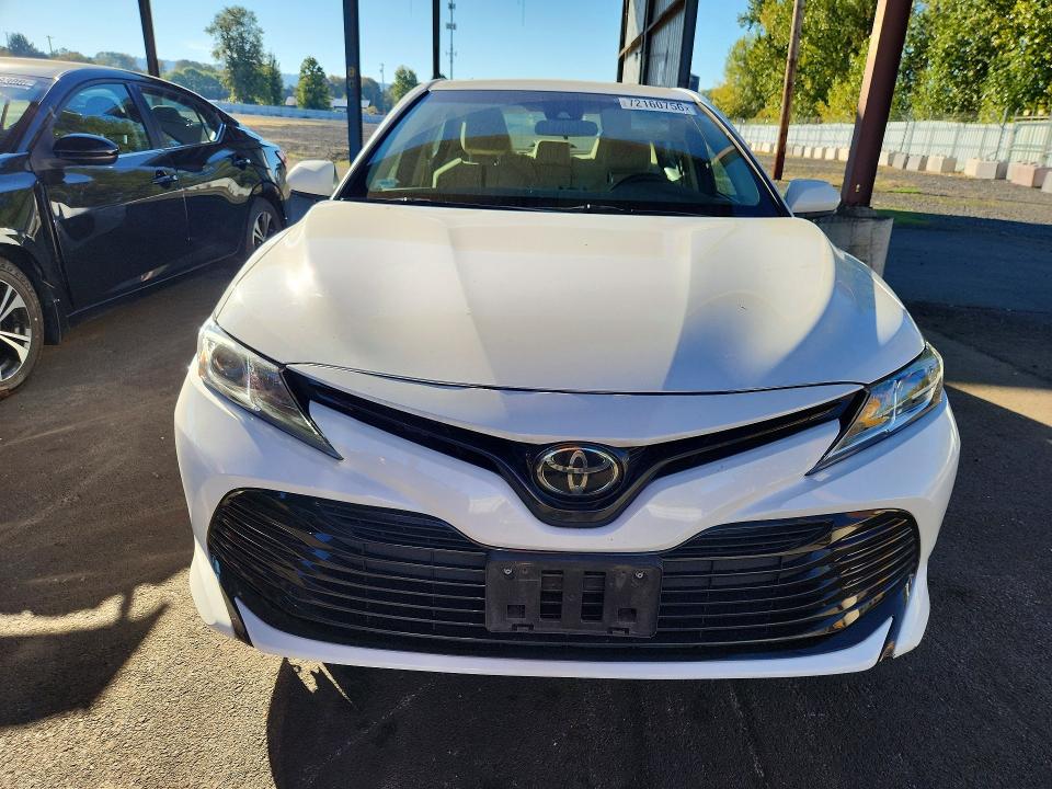 72160756 :رقم المزاد ، 4T1B11HK2JU062636 vin ، 2018 Toyota Camry مزاد بيع