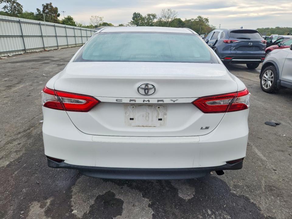 71402166 :رقم المزاد ، 4T1B11HK8JU570870 vin ، 2018 Toyota Camry مزاد بيع