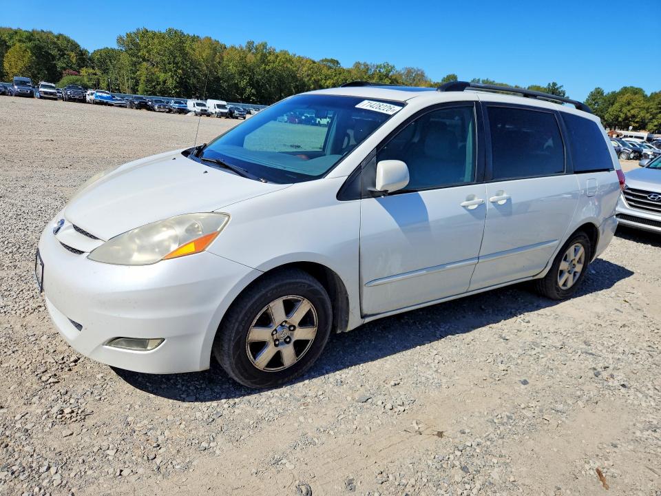 71428226 :رقم المزاد ، 5TDYK4CC4AS302724 vin ، 2010 Toyota Sienna مزاد بيع