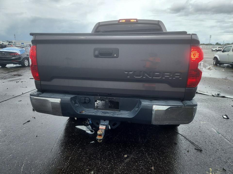 71800636 :رقم المزاد ، 5TFEY5F10JX243442 vin ، 2018 Toyota Tundra مزاد بيع