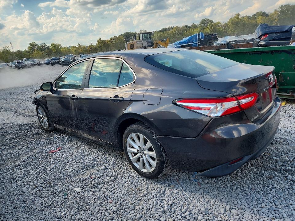 71187246 :رقم المزاد ، 4T1B11HK1JU111700 vin ، 2018 Toyota Camry مزاد بيع