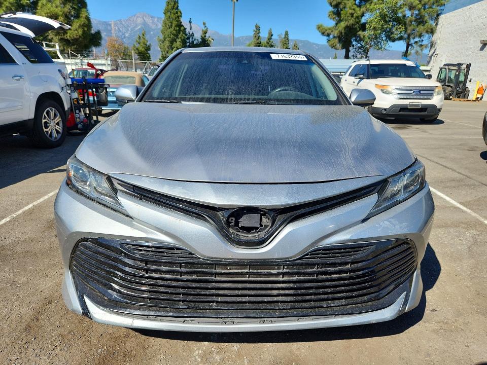 71632366 :رقم المزاد ، 4T1B11HK2JU099833 vin ، 2018 Toyota Camry مزاد بيع
