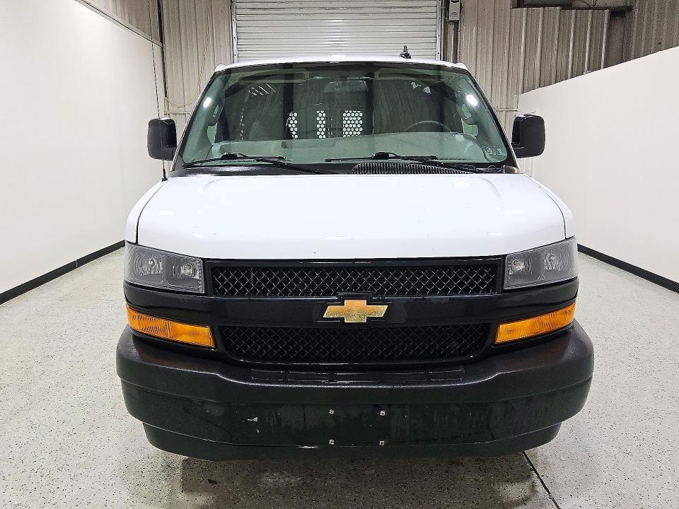 71805056 :رقم المزاد ، 1GCWGAFP8N1217250 vin ، 2022 Chevrolet Express G2500 مزاد بيع