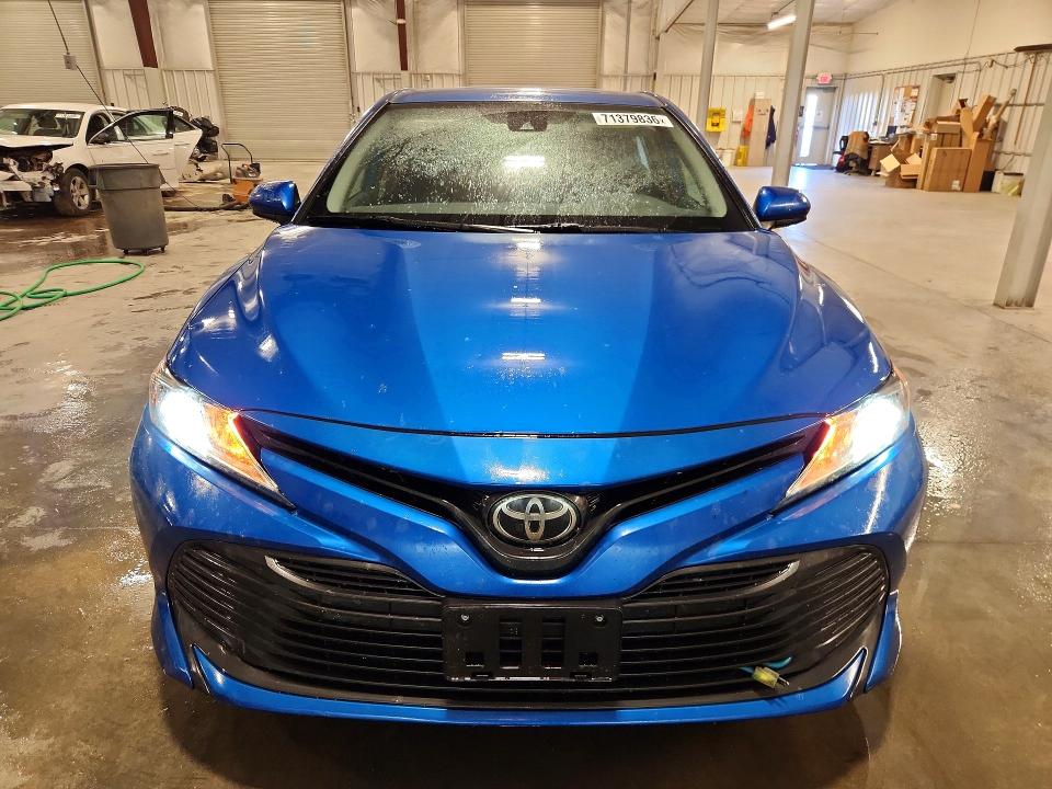 71379836 :رقم المزاد ، 4T1B11HK9KU279537 vin ، 2019 Toyota Camry مزاد بيع