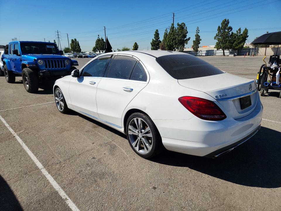 2015 Mercedes-benz C მანქანა იყიდება აუქციონზე, vin: 55SWF4KB1FU013590, აუქციონის ნომერი: 71227126