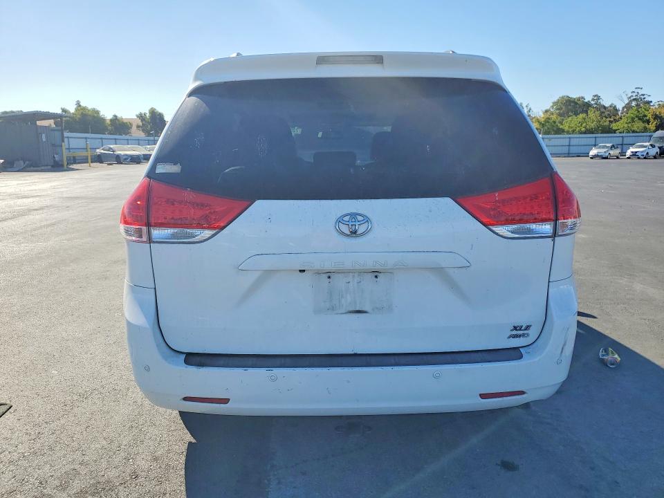 72029116 :رقم المزاد ، 5TDDK3DC9BS001780 vin ، 2011 Toyota Sienna مزاد بيع