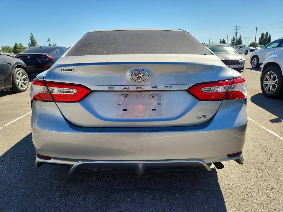 71632366 :رقم المزاد ، 4T1B11HK2JU099833 vin ، 2018 Toyota Camry مزاد بيع