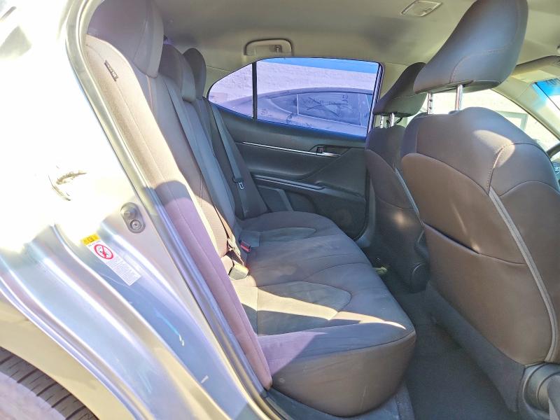 71632366 :رقم المزاد ، 4T1B11HK2JU099833 vin ، 2018 Toyota Camry مزاد بيع