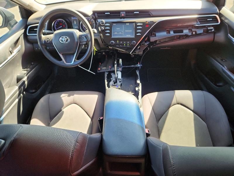 71632366 :رقم المزاد ، 4T1B11HK2JU099833 vin ، 2018 Toyota Camry مزاد بيع