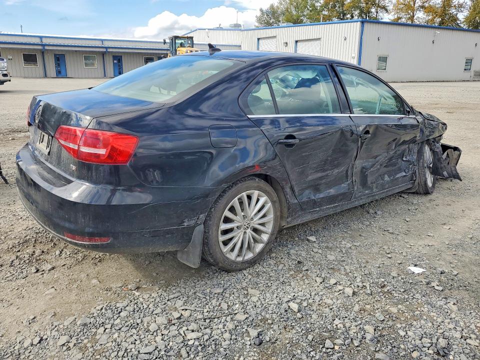 71676786 :رقم المزاد ، 3VWD17AJ2FM318509 vin ، 2015 Volkswagen Jetta مزاد بيع