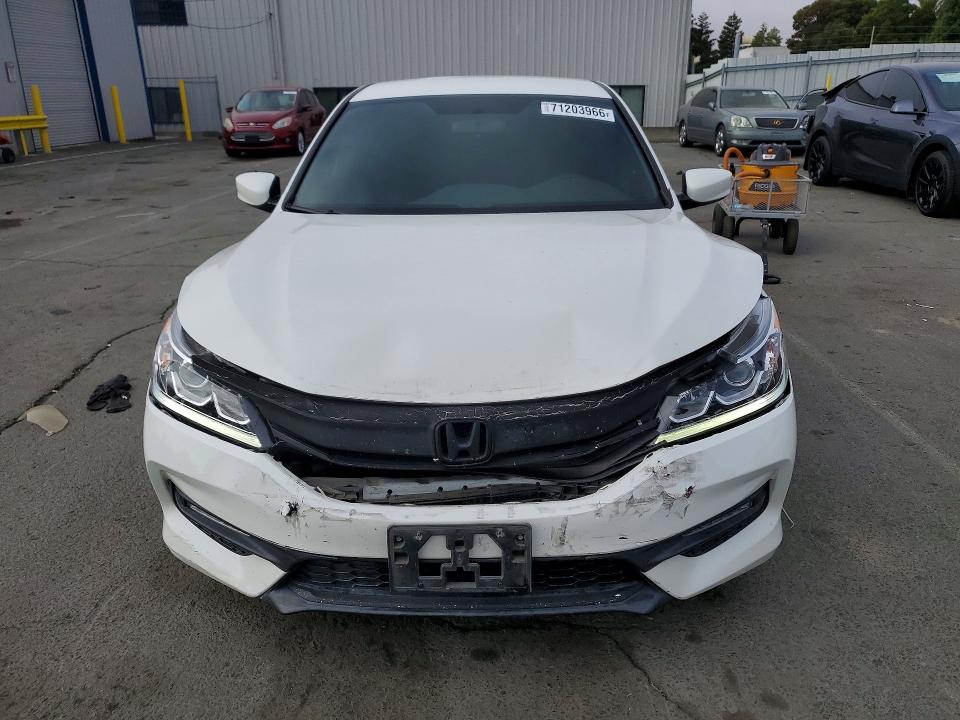 71203966 :رقم المزاد ، 1HGCR2F54HA192838 vin ، 2017 Honda Accord مزاد بيع