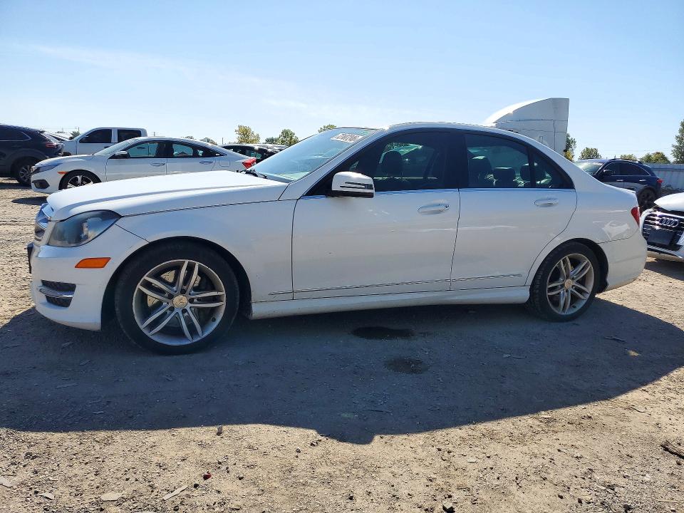 Продажа на аукционе авто 2013 Mercedes-benz C, vin: WDDGF8AB1DA826812, номер лота: 72107246