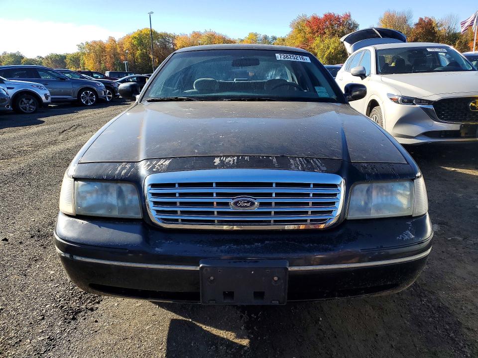 Продаж на аукціоні авто 2002 Ford Crown Victoria, vin: 2FAFP71W92X158851, номер лоту: 73825216