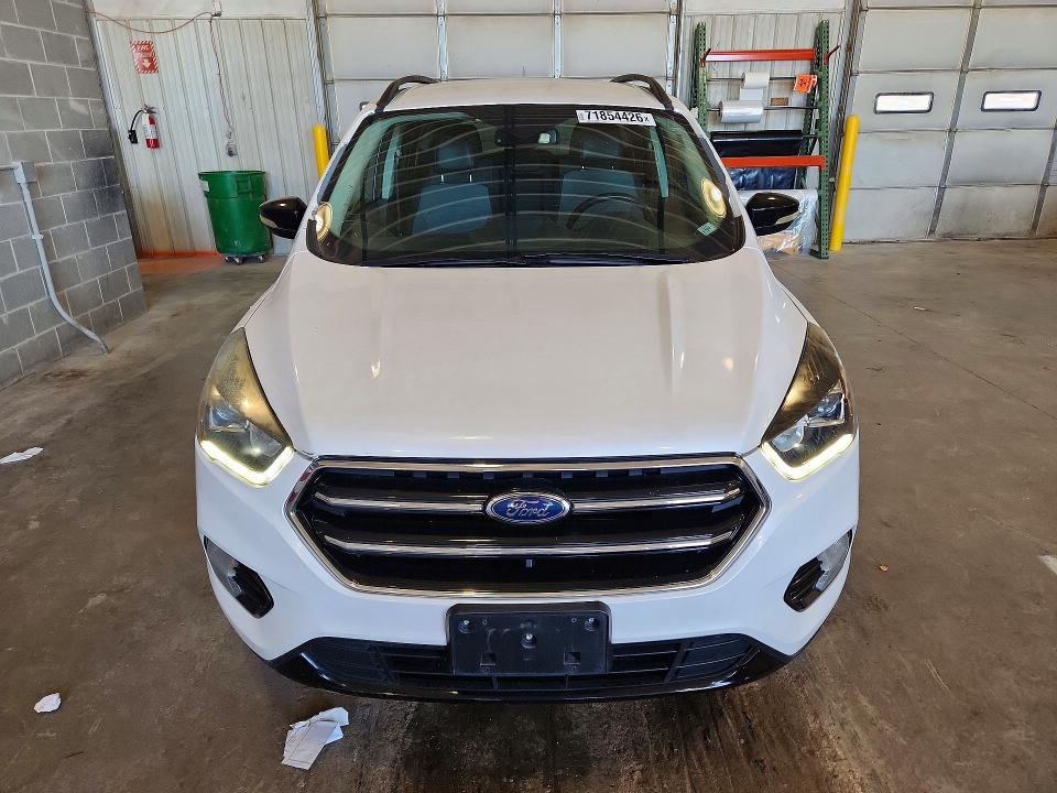 2017 Ford Escape მანქანა იყიდება აუქციონზე, vin: 1FMCU0JD3HUA03963, აუქციონის ნომერი: 71854426