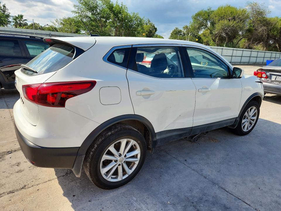 71843076 :رقم المزاد ، JN1BJ1CPXJW185132 vin ، 2018 Nissan Rogue Sport مزاد بيع