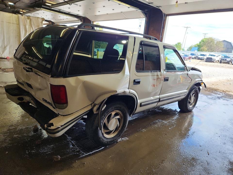70841306 :رقم المزاد ، 1GNDT13W1W2143493 vin ، 1998 Chevrolet Blazer مزاد بيع