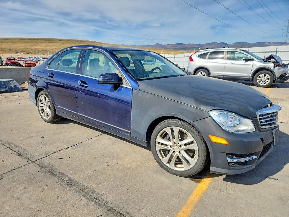 2013 Mercedes-benz C მანქანა იყიდება აუქციონზე, vin: WDDGF8AB4DR245046, აუქციონის ნომერი: 71754146