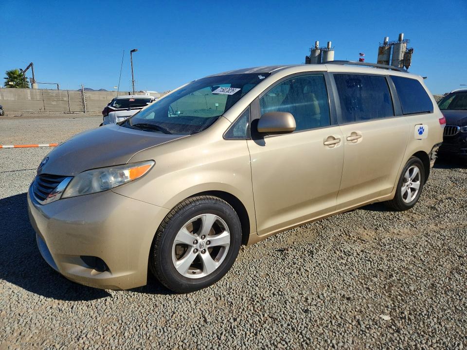 71502826 :رقم المزاد ، 5TDKK3DC8ES406895 vin ، 2014 Toyota Sienna مزاد بيع