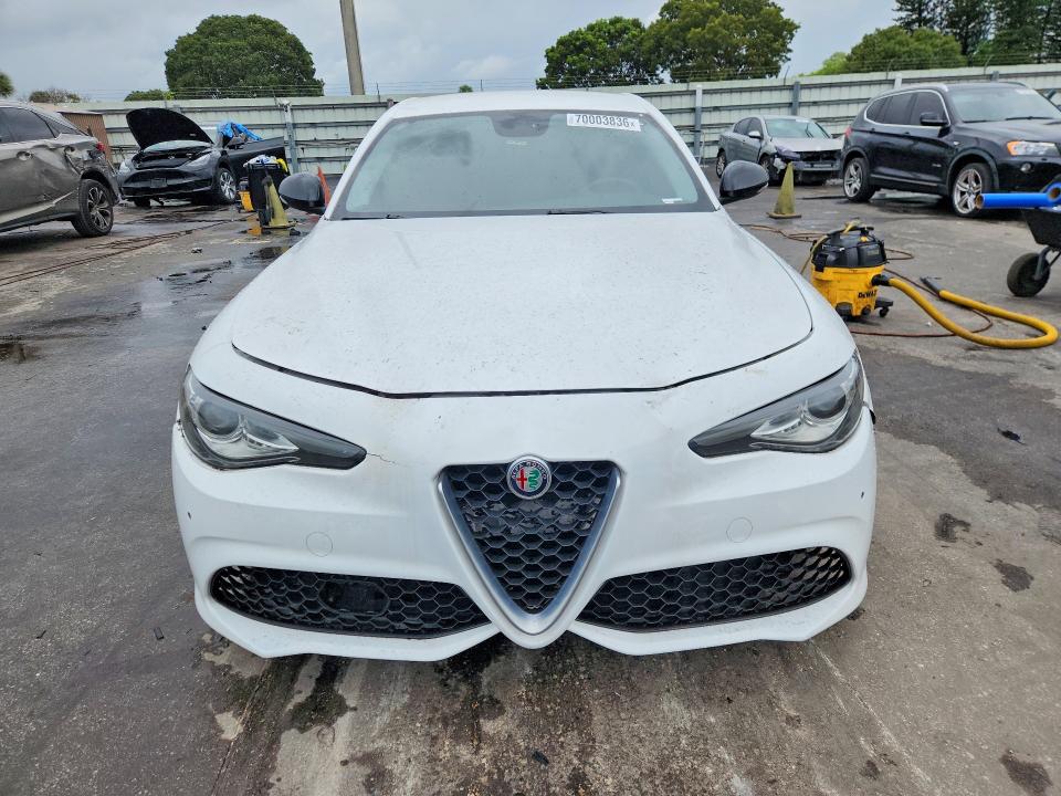 2017 Alfa Romeo Giulia მანქანა იყიდება აუქციონზე, vin: ZARFAEBN8H7555123, აუქციონის ნომერი: 70003836