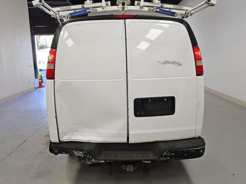71460556 :رقم المزاد ، 1GCWGFCF0F1151352 vin ، 2015 Chevrolet Express G2500 مزاد بيع