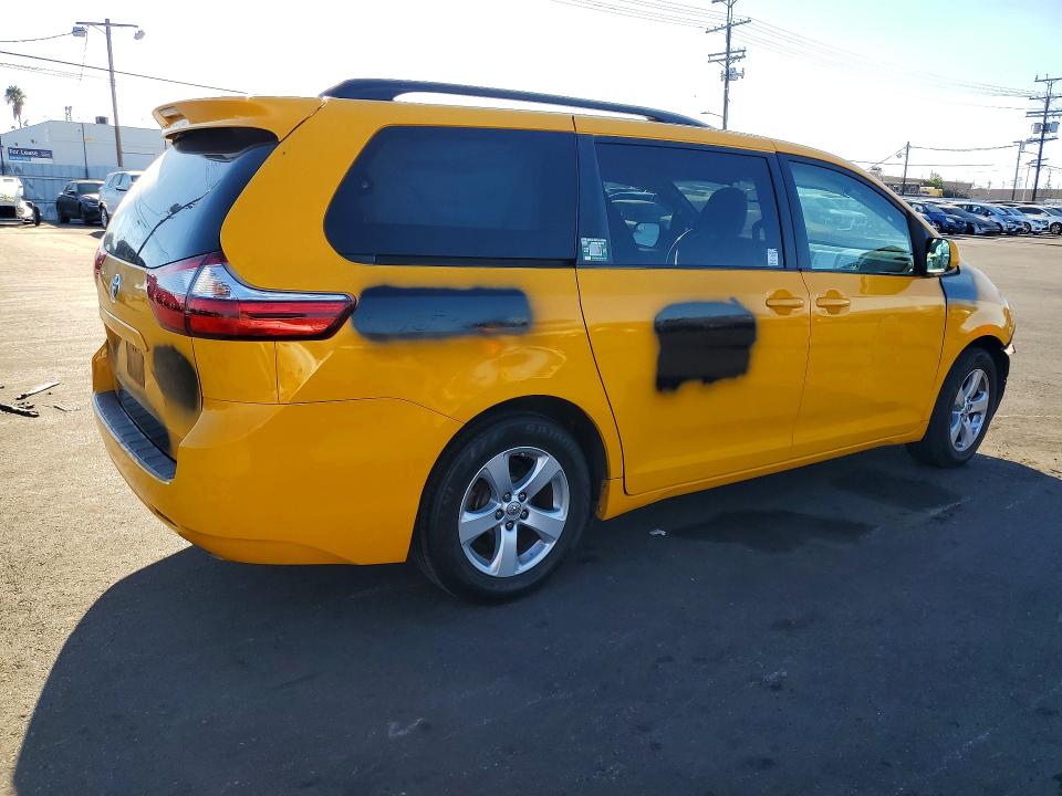 72241686 :رقم المزاد ، 5TDKZ3DCXHS804240 vin ، 2017 Toyota Sienna مزاد بيع