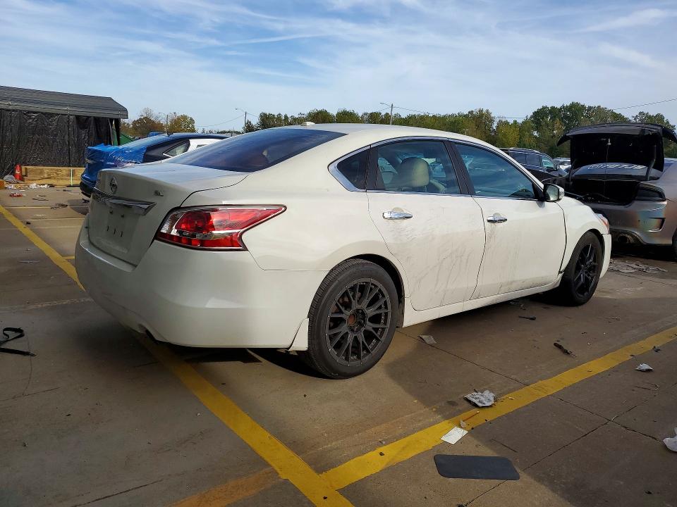 2015 Nissan Altima მანქანა იყიდება აუქციონზე, vin: 1N4AL3AP6FN350520, აუქციონის ნომერი: 72220046