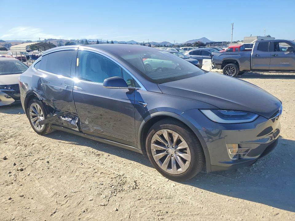 Продаж на аукціоні авто 2018 Tesla Model X, vin: 5YJXCAE21JF093846, номер лоту: 71592946