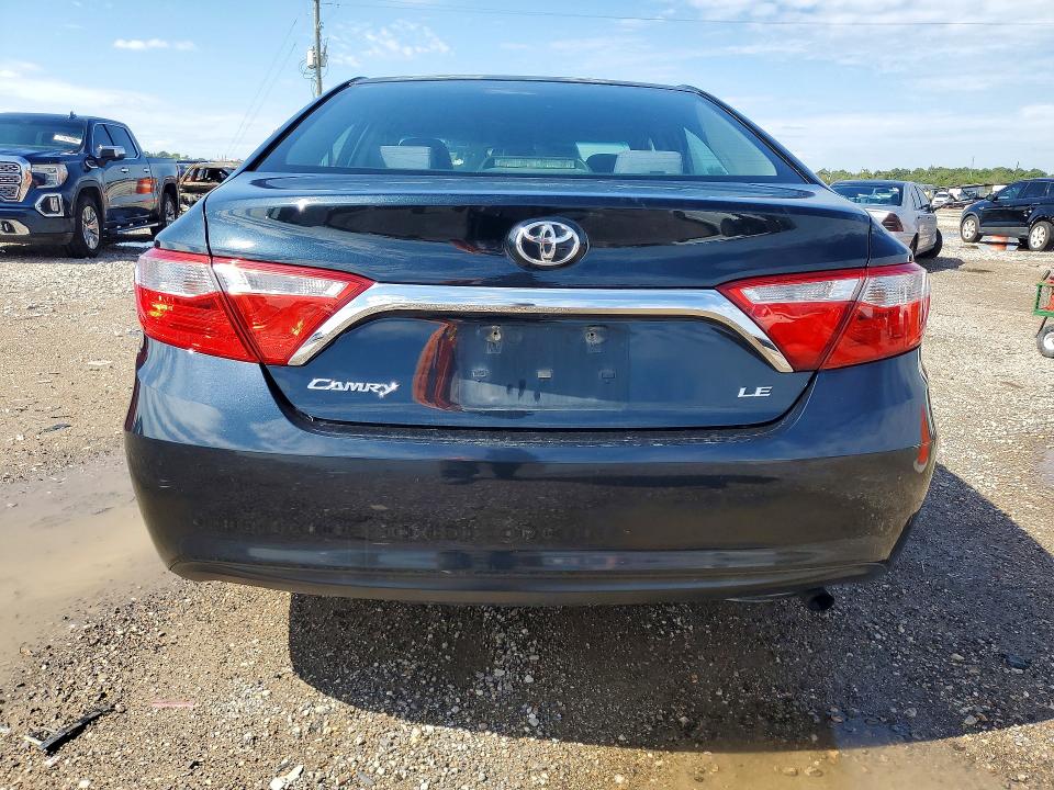 71235836 :رقم المزاد ، 4T1BF1FK6FU899286 vin ، 2015 Toyota Camry مزاد بيع