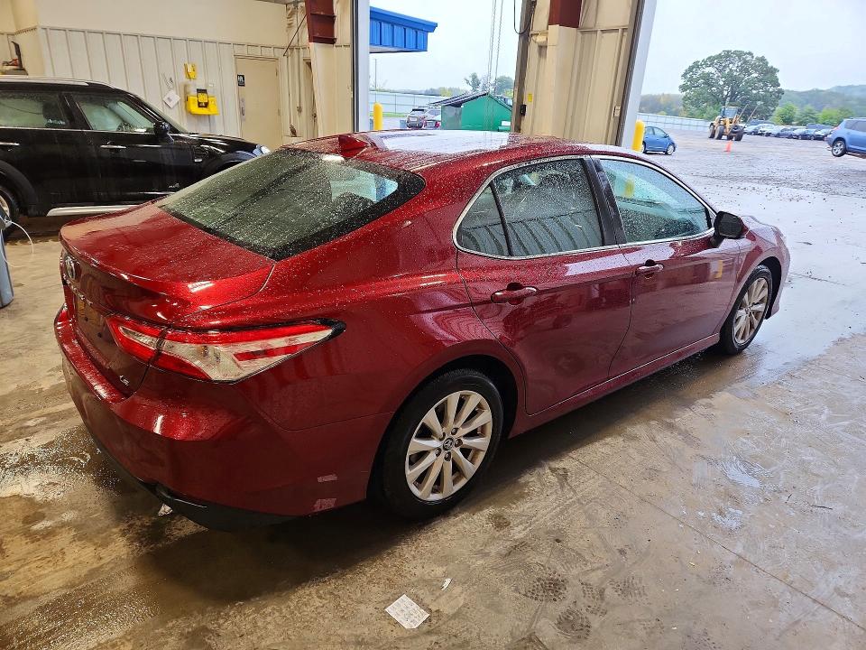 71566826 :رقم المزاد ، 4T1B11HK3KU813020 vin ، 2019 Toyota Camry مزاد بيع