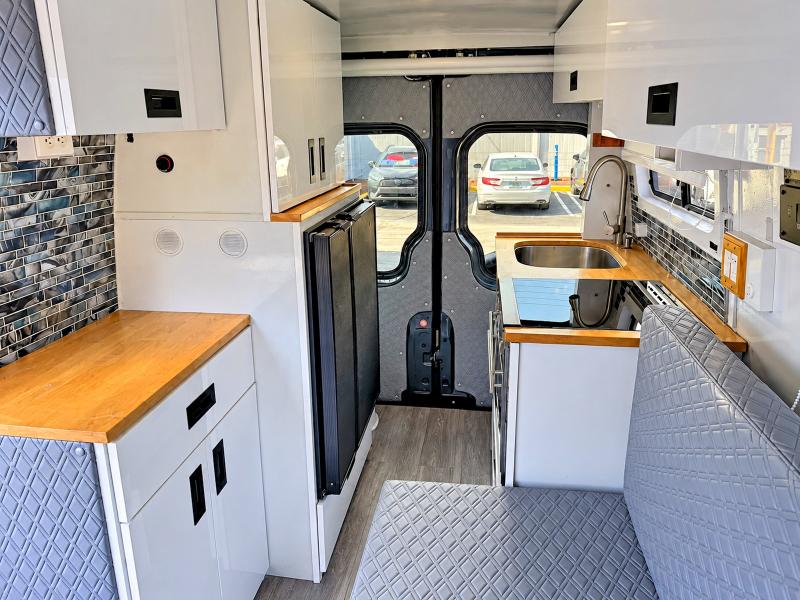 71324676 :رقم المزاد ، WD4FE7CD7JP621768 vin ، 2018 Mercedes-benz Sprinter مزاد بيع