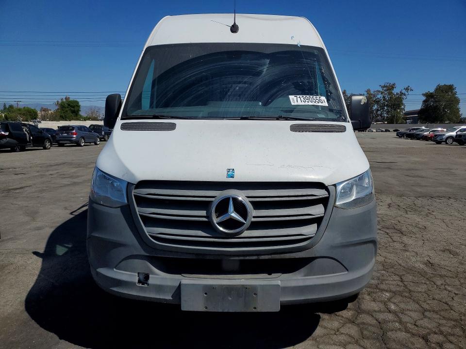 71390556 :رقم المزاد ، WD4PF0CD5KP027299 vin ، 2019 Mercedes-benz Sprinter مزاد بيع