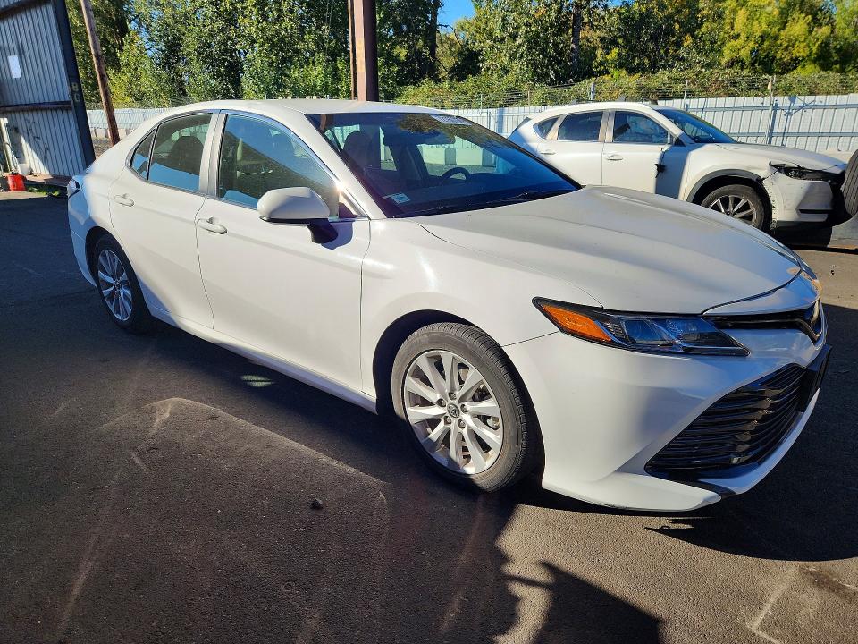 72160756 :رقم المزاد ، 4T1B11HK2JU062636 vin ، 2018 Toyota Camry مزاد بيع