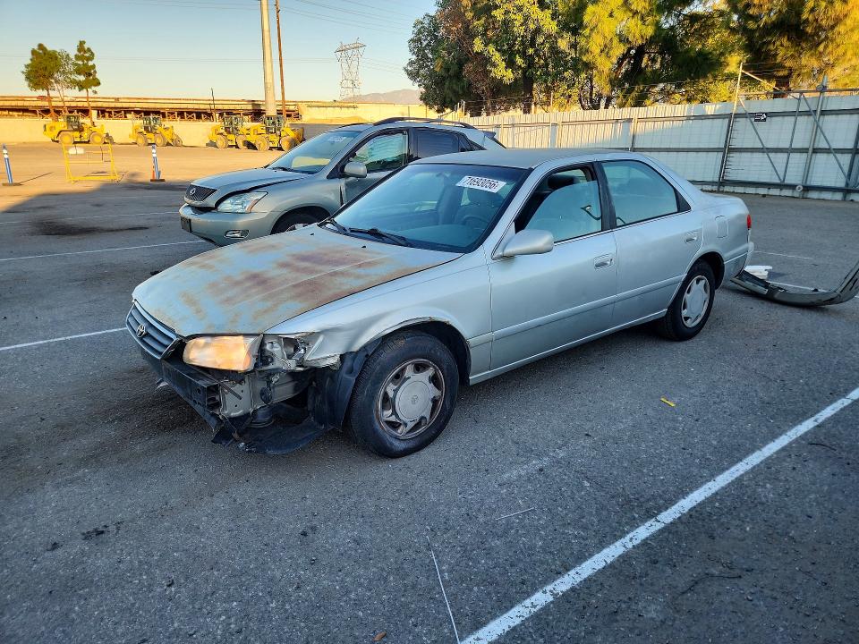 71693056 :رقم المزاد ، 4T1BG22K4YU708377 vin ، 2000 Toyota Camry مزاد بيع