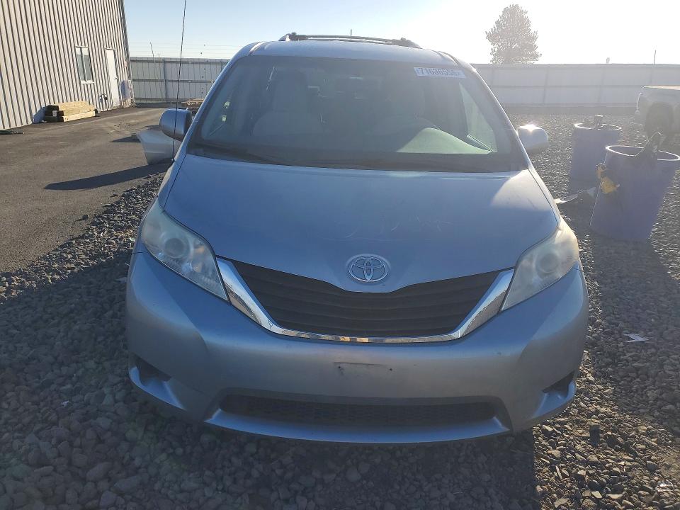 71636556 :رقم المزاد ، 5TDKK3DC7BS170350 vin ، 2011 Toyota Sienna مزاد بيع
