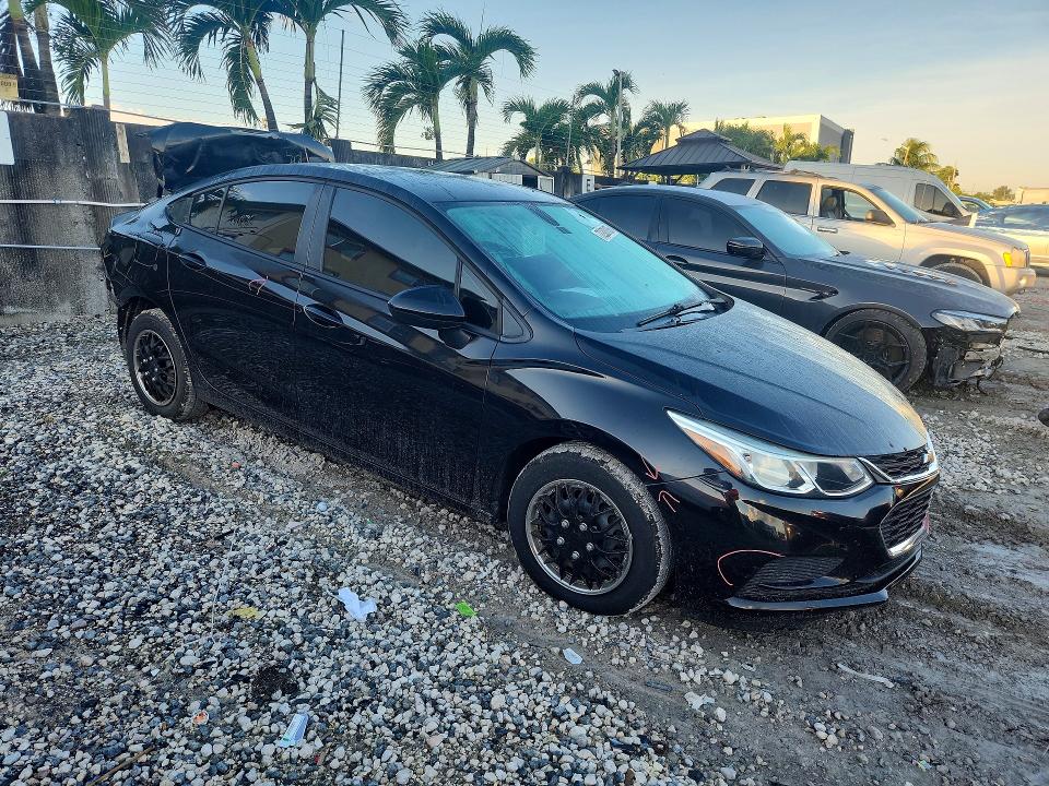 72208136 :رقم المزاد ، 1G1BC5SM7J7201022 vin ، 2018 Chevrolet Cruze مزاد بيع