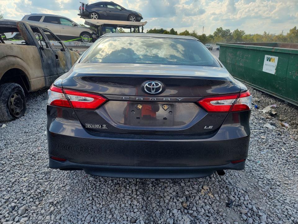 71187246 :رقم المزاد ، 4T1B11HK1JU111700 vin ، 2018 Toyota Camry مزاد بيع