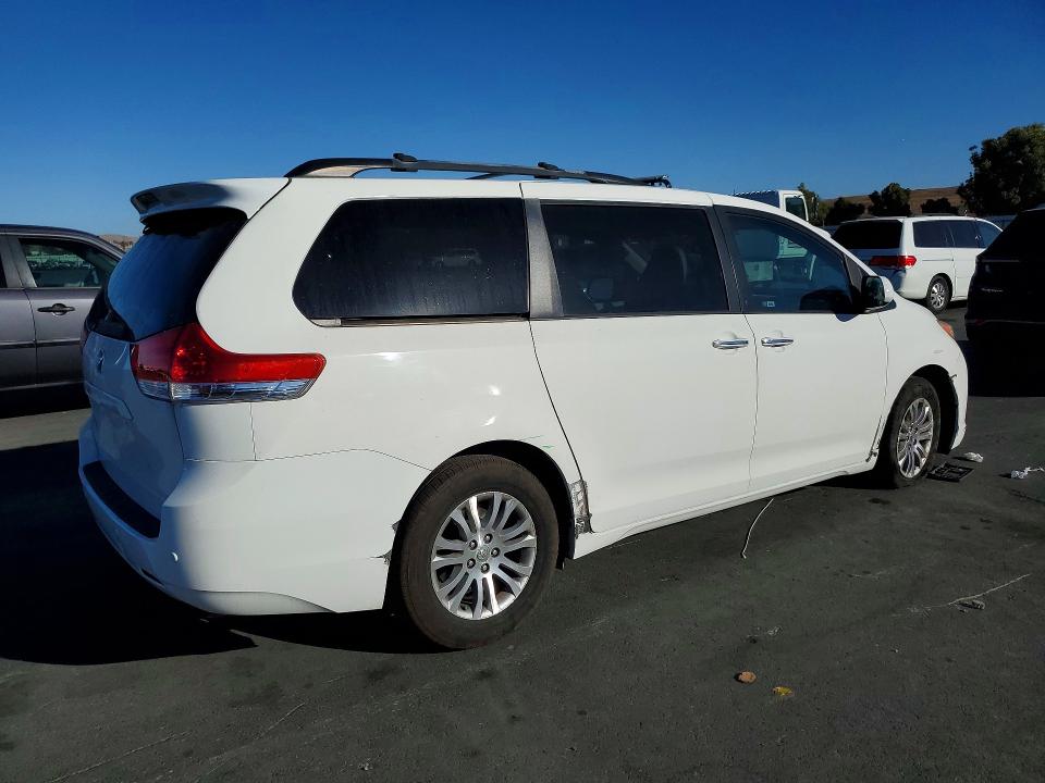 2011 Toyota Sienna მანქანა იყიდება აუქციონზე, vin: 5TDYK3DC5BS114899, აუქციონის ნომერი: 72773316