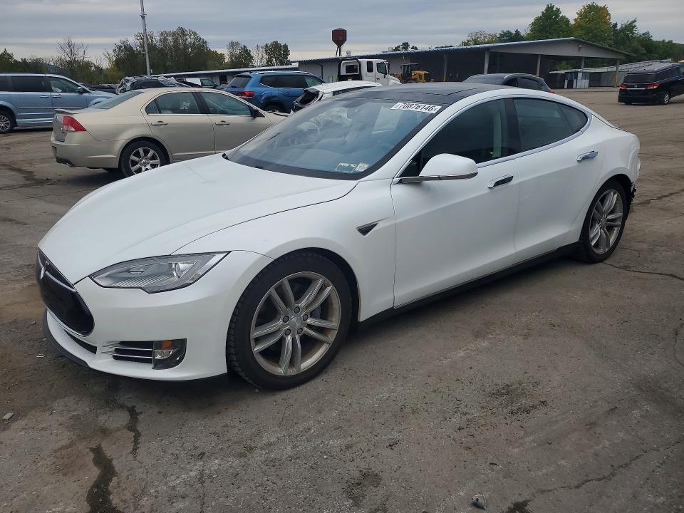 2013 Tesla Model S მანქანა იყიდება აუქციონზე, vin: 5YJSA1DP0DFP17508, აუქციონის ნომერი: 70876146