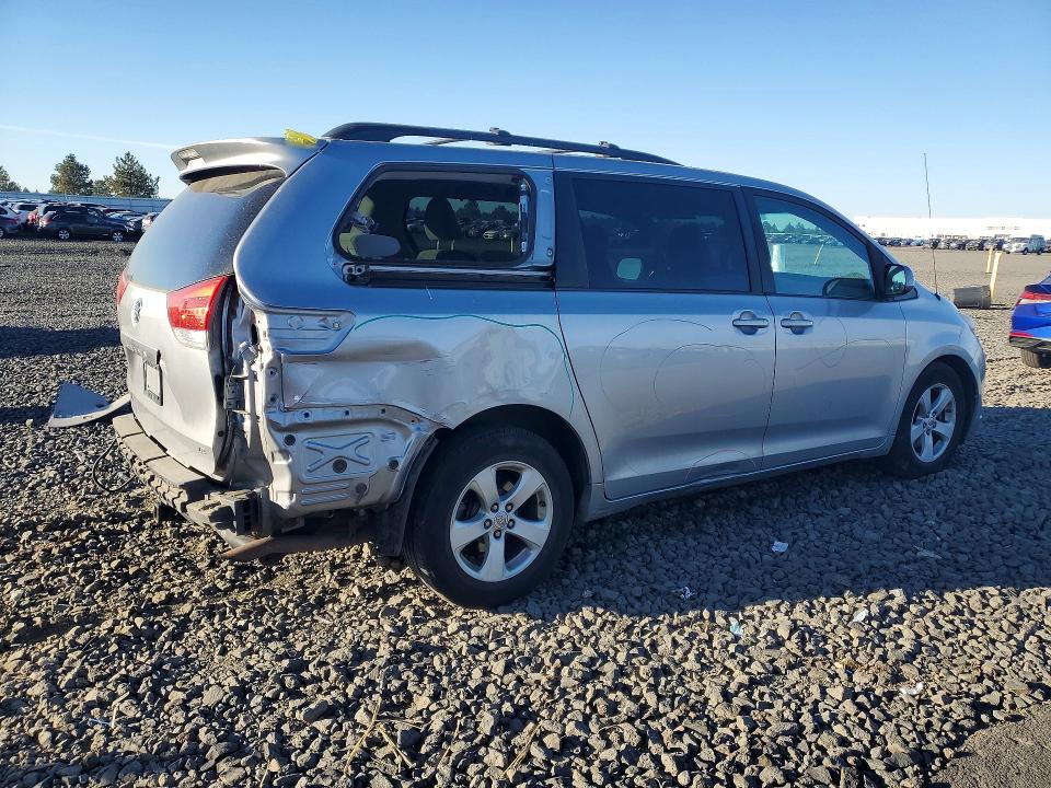 71636556 :رقم المزاد ، 5TDKK3DC7BS170350 vin ، 2011 Toyota Sienna مزاد بيع