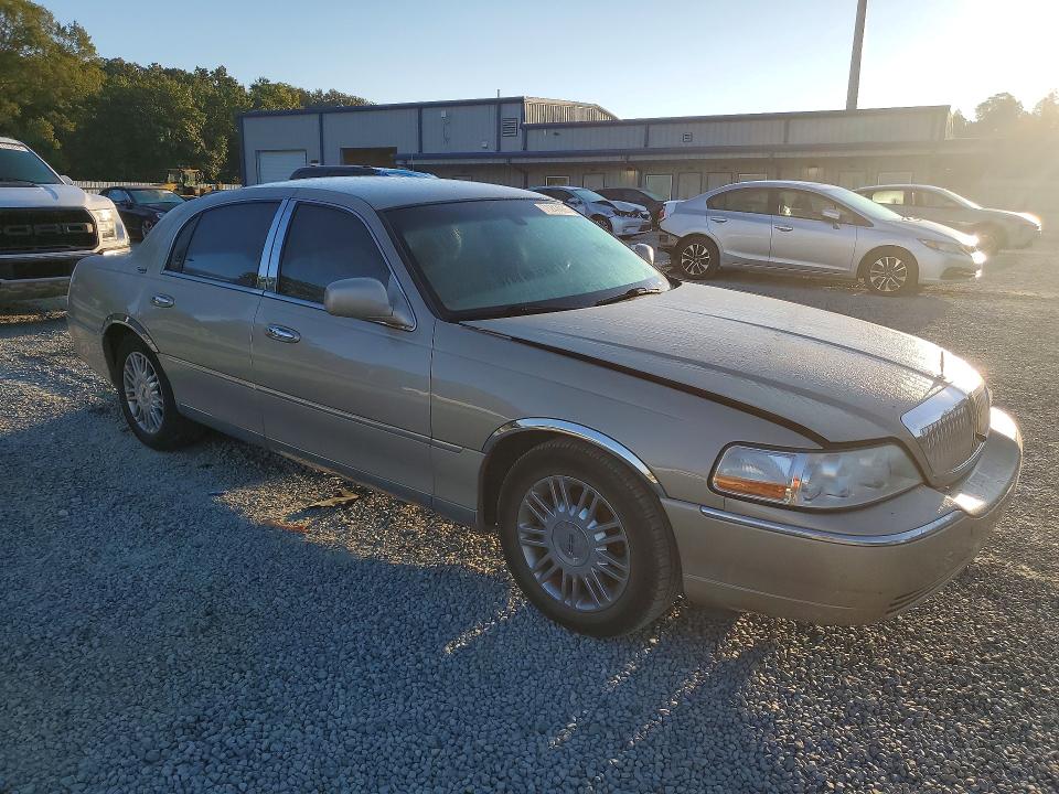 Продажа на аукционе авто 2008 Lincoln Town Car, vin: 2LNHM82W98X658738, номер лота: 71247036