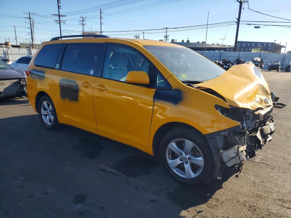 72241686 :رقم المزاد ، 5TDKZ3DCXHS804240 vin ، 2017 Toyota Sienna مزاد بيع